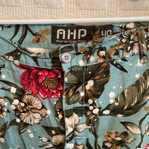 Another Hype Piece- Tropical Pattern Cargo Shorts size:40 - Picture 4 of 9